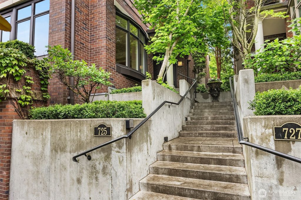 Photo of 725 Harvard Avenue E, Seattle, WA 98102 (MLS # 2527345)