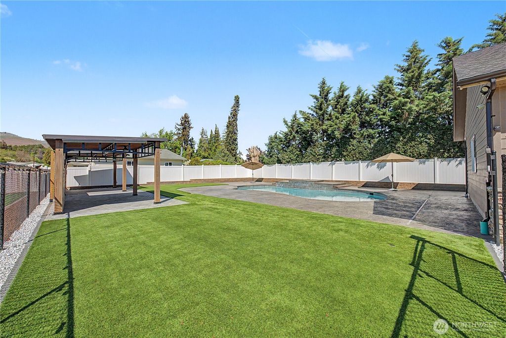Photo of 209 W Peters Street, Wenatchee, WA 98801 (MLS # 2514831)