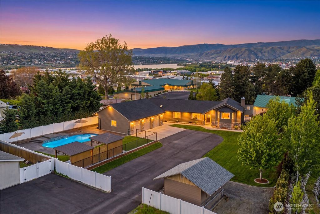 Photo of 209 W Peters Street, Wenatchee, WA 98801 (MLS # 2514831)