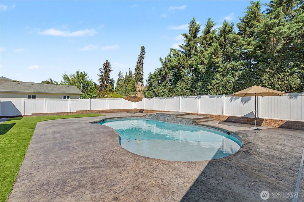 Photo of 209 W Peters Street, Wenatchee, WA 98801 (MLS # 2514831)