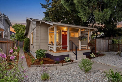 Photo of 10016 SW 42nd Ave. AVE, Seattle, WA 98146 (MLS # 2545550)