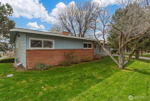 Photo of 950 SE 12th Street, College Place, WA 99324 (MLS # 2496802)