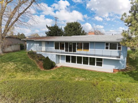 Photo of 950 SE 12th Street, College Place, WA 99324 (MLS # 2496802)