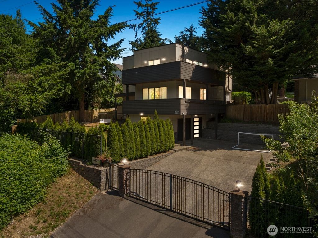 Photo of 16422 76th Avenue NE, Kenmore, WA 98028 (MLS # 2388675)