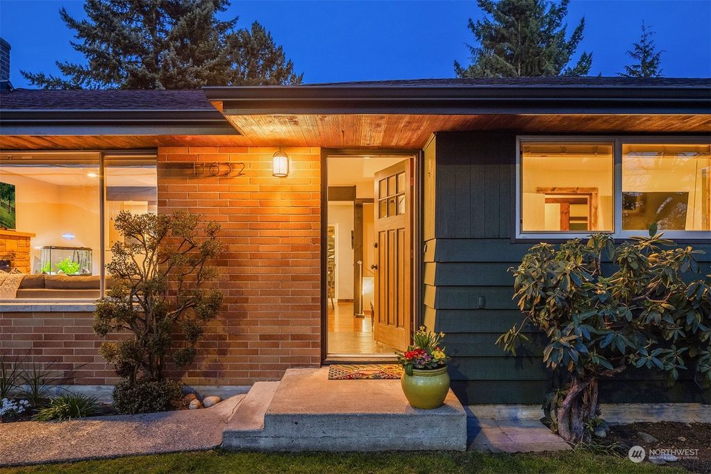 Photo of 11632 18th Avenue SW, Burien, WA 98146 (MLS # 2210265)