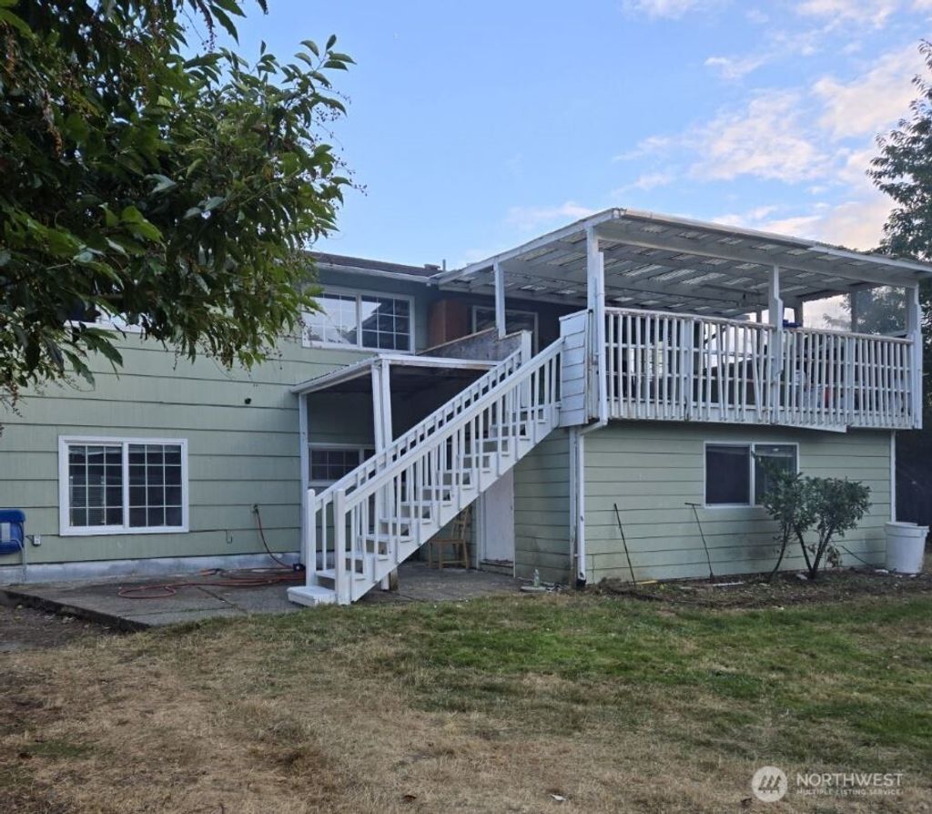 Photo of 4140 NE 11th Street, Renton, WA 98059 (MLS # 2418924)