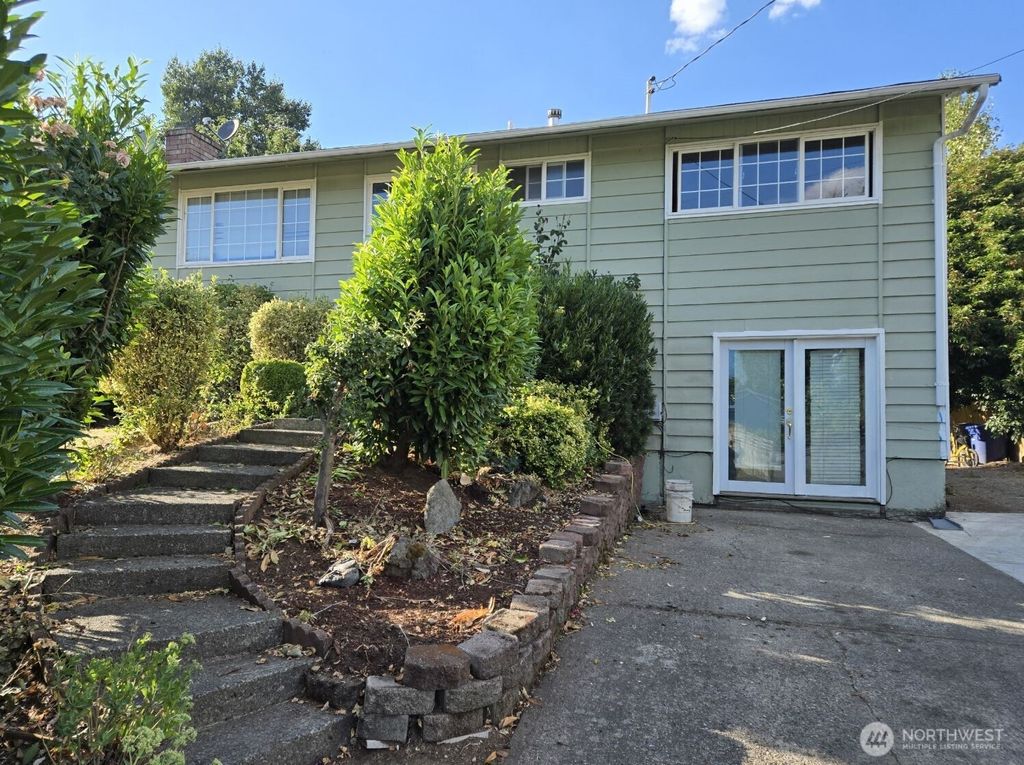 Photo of 4140 NE 11th Street, Renton, WA 98059 (MLS # 2418924)