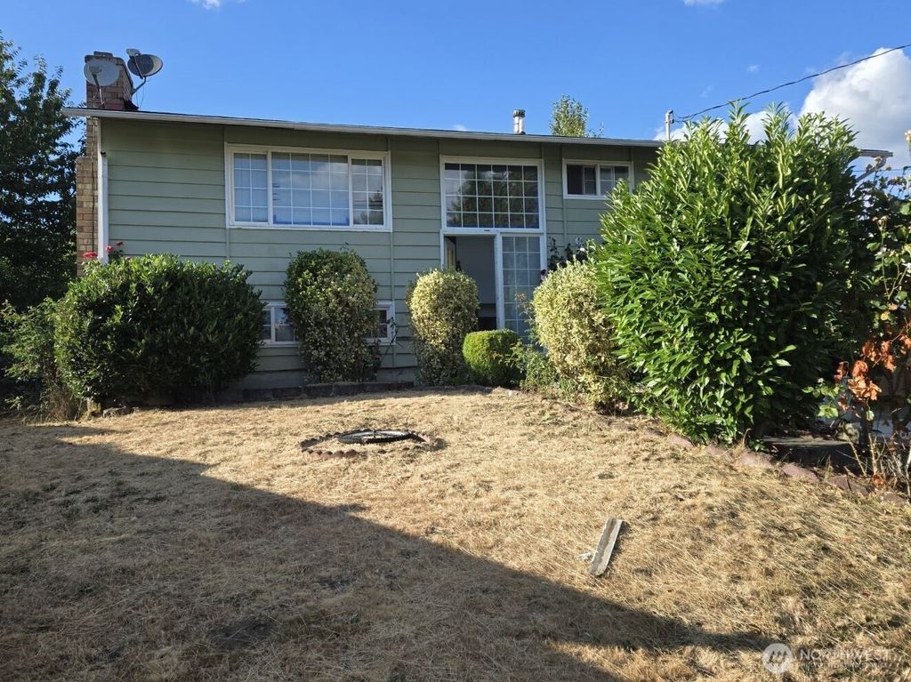Photo of 4140 NE 11th Street, Renton, WA 98059 (MLS # 2418924)