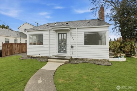 Photo of 10041 15th Avenue SW, Seattle, WA 98146 (MLS # 2502515)