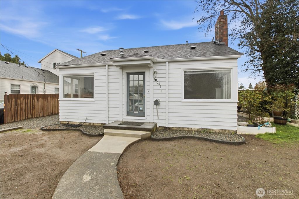 Photo of 10041 15th Avenue SW, Seattle, WA 98146 (MLS # 2502515)