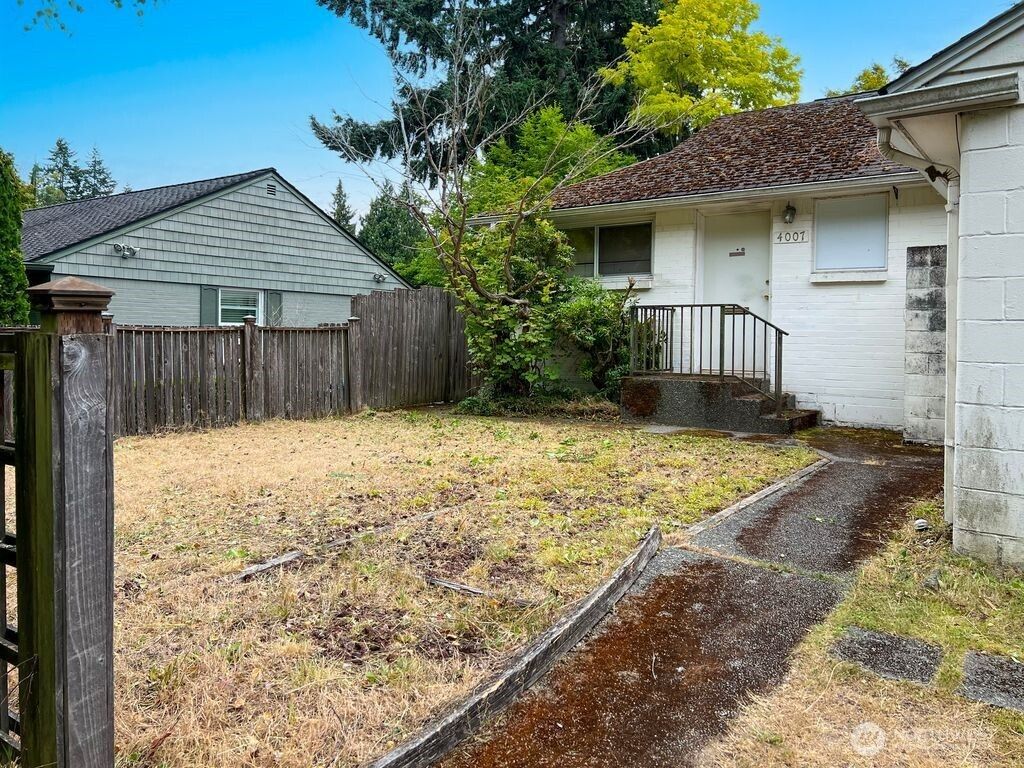 Photo of 4007 W Emerson Street, Seattle, WA 98199 (MLS # 2410343)