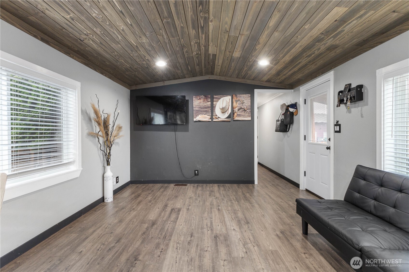 322 Chicago Boulevard S 8