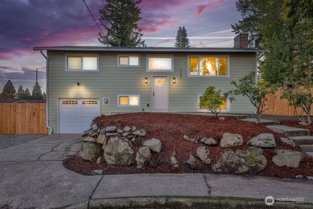 Photo of 1101 VASHON Court NE, Renton, WA 98059 (MLS # 2467425)