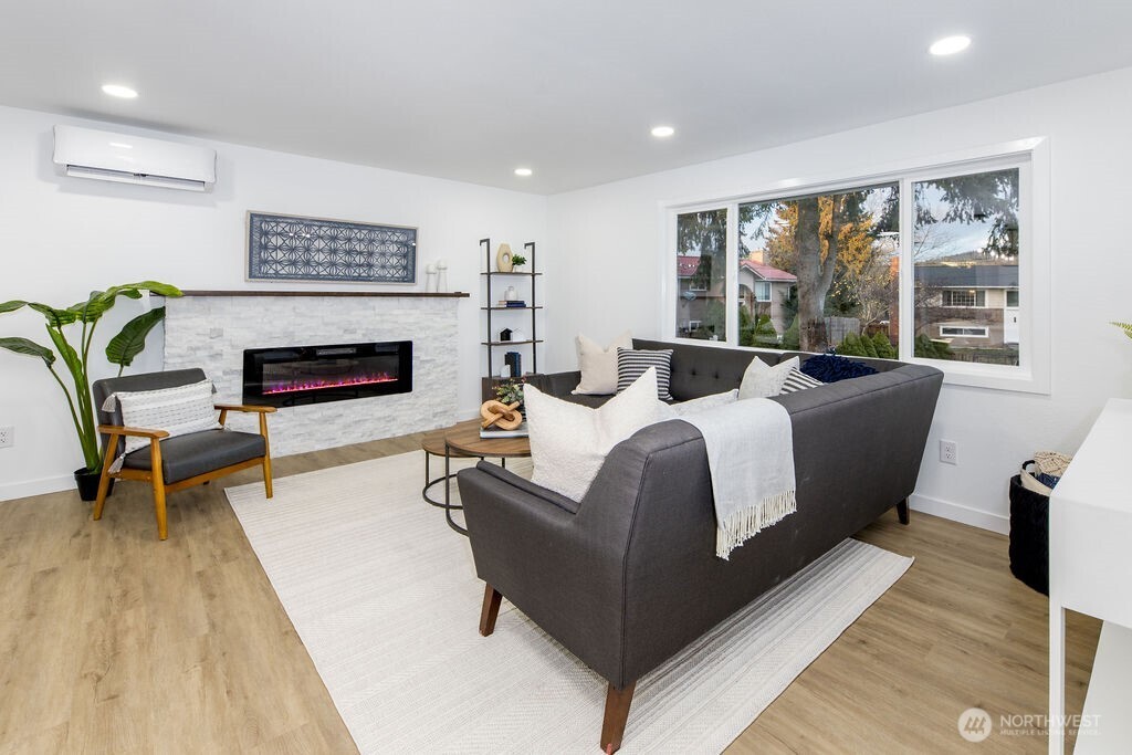 1101 VASHON Court NE