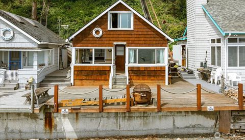 Photo of 8339 Franklin Road, Clinton, WA 98236 (MLS # 2522977)