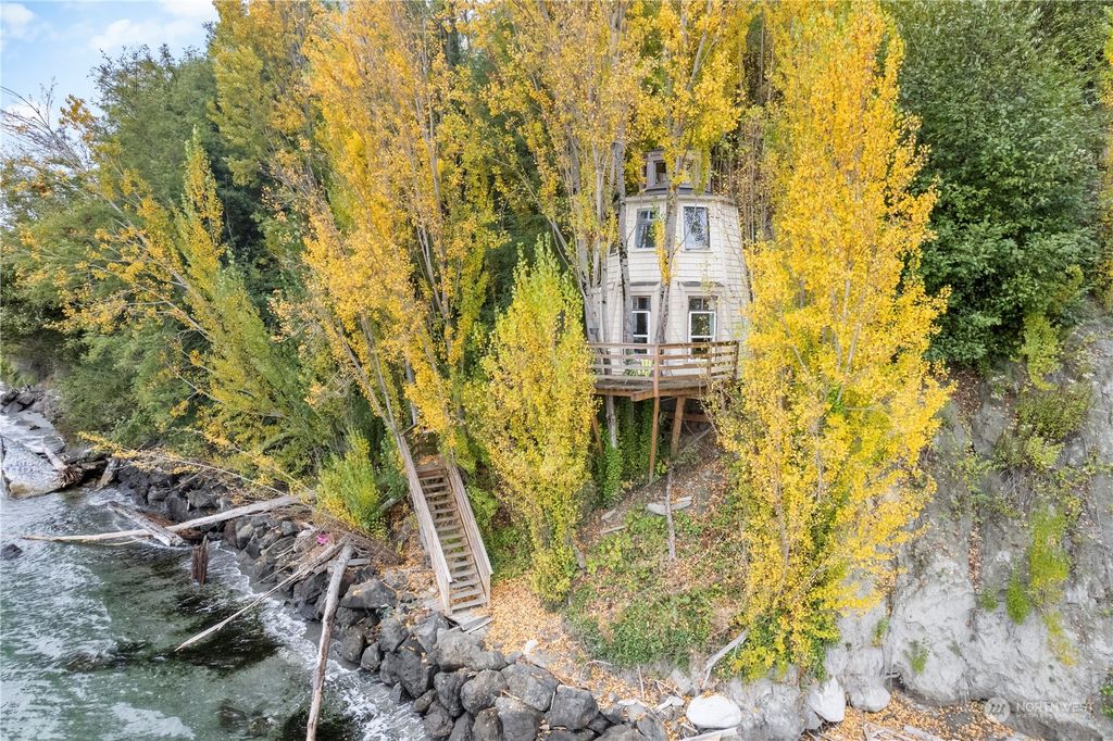 Photo of 1705 Perkins Lane Ln, Seattle, WA 98199 (MLS # 2321832)