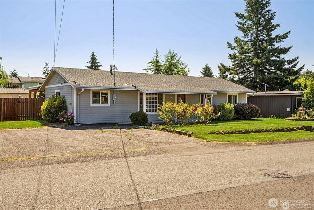 Photo of 16864 122nd Avenue SE, Renton, WA 98058 (MLS # 2495160)
