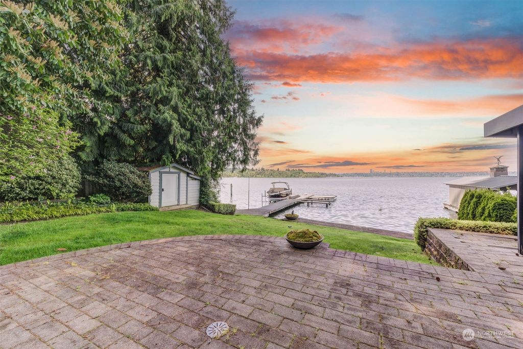 Photo of 9615 SE 16th Street, Bellevue, WA 98004 (MLS # 2238100)