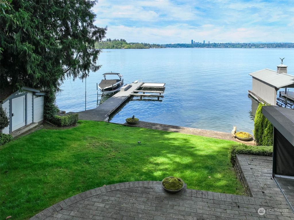 Photo of 9615 SE 16th Street, Bellevue, WA 98004 (MLS # 2238100)