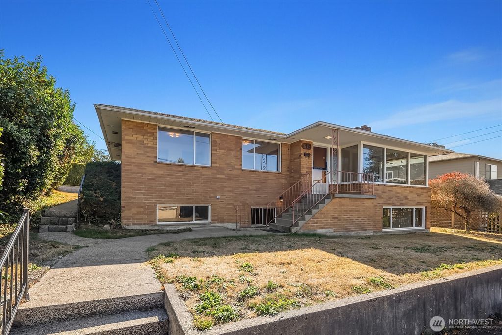 Photo of 812 Main Street, Edmonds, WA 98020 (MLS # 2431500)