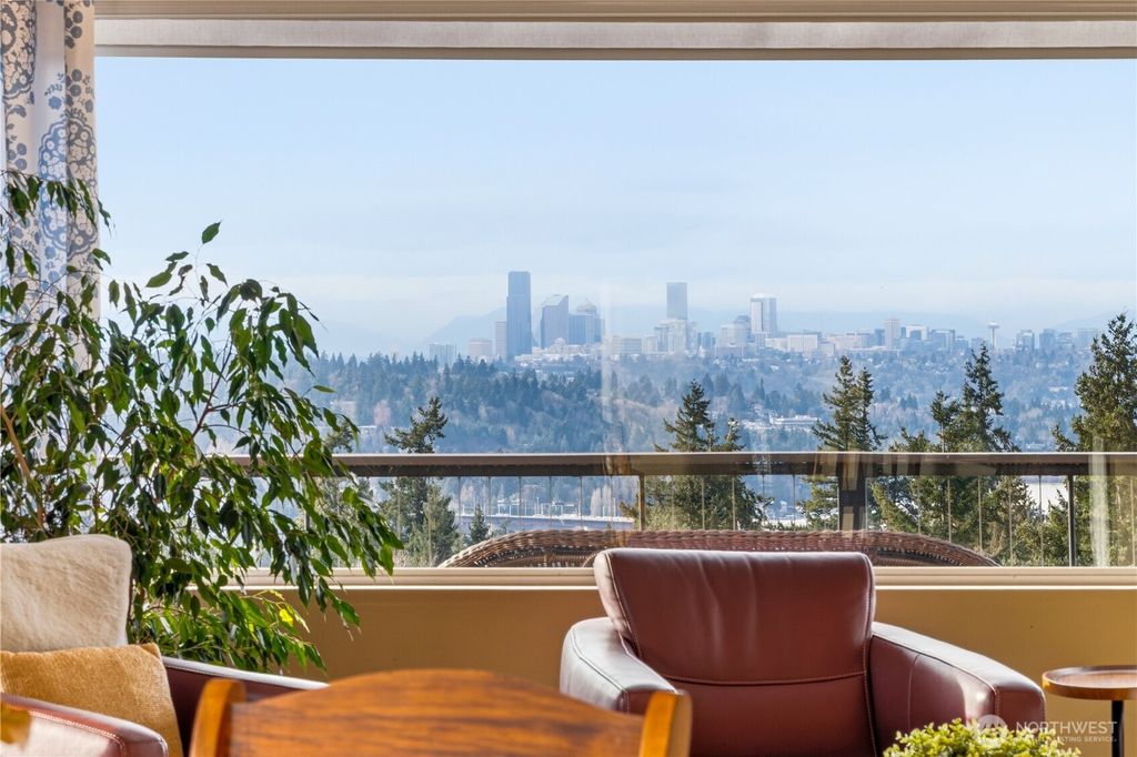 Photo of 13635 SE 43rd Street, Bellevue, WA 98006 (MLS # 2485174)