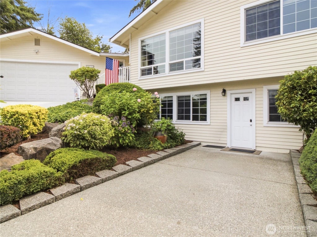 Photo of 2012 SE Lincoln Circle Circle, Renton, WA 98055 (MLS # 2573152)