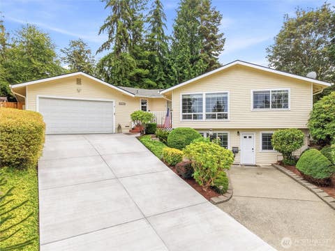 Photo of 2012 SE Lincoln Circle Circle, Renton, WA 98055 (MLS # 2573152)