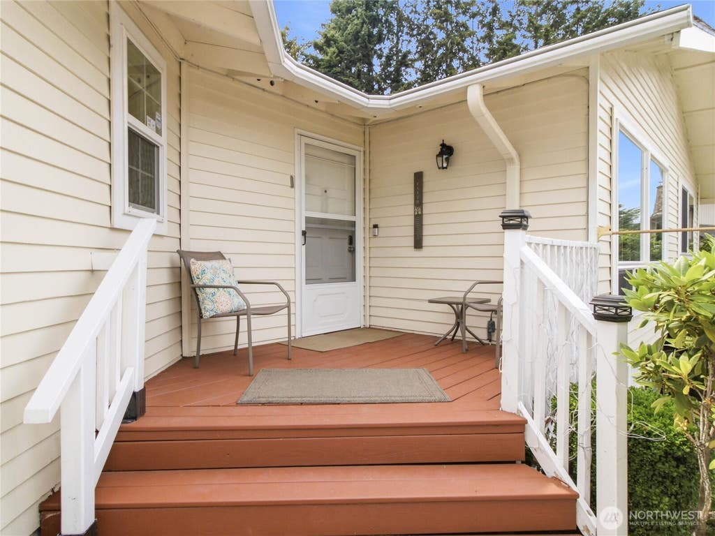 Photo of 2012 SE Lincoln Circle Circle, Renton, WA 98055 (MLS # 2573152)