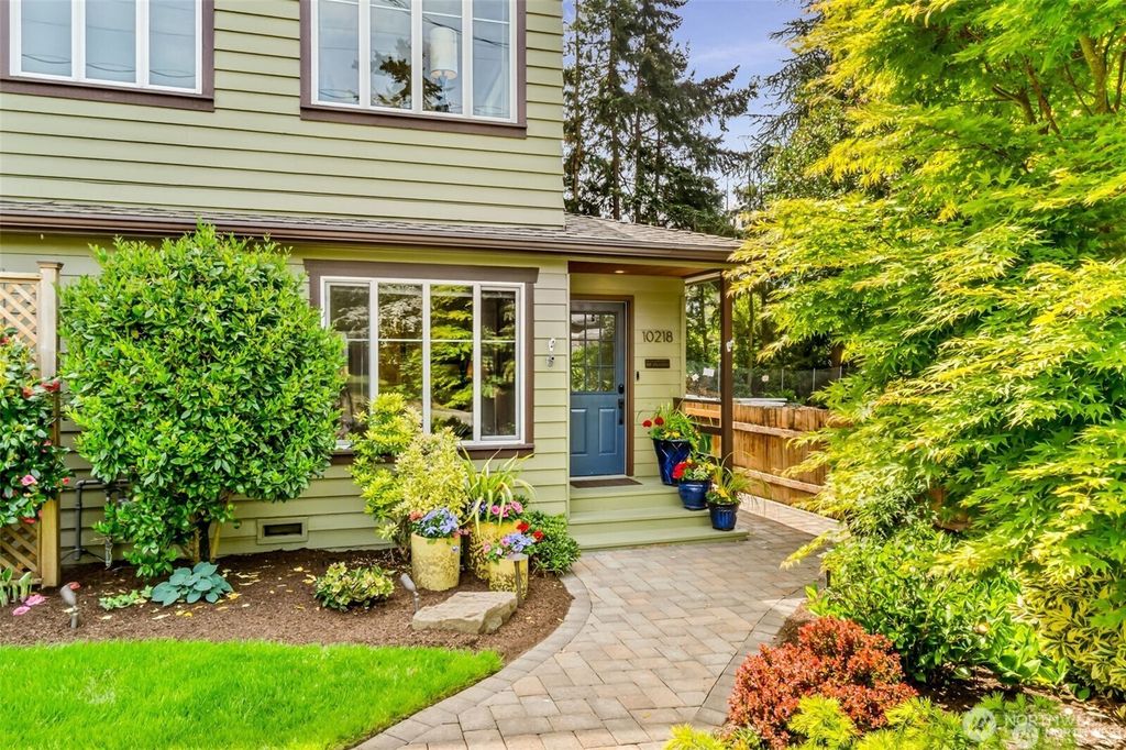 Photo of 10218 NE 65th Street, Kirkland, WA 98033 (MLS # 2487195)