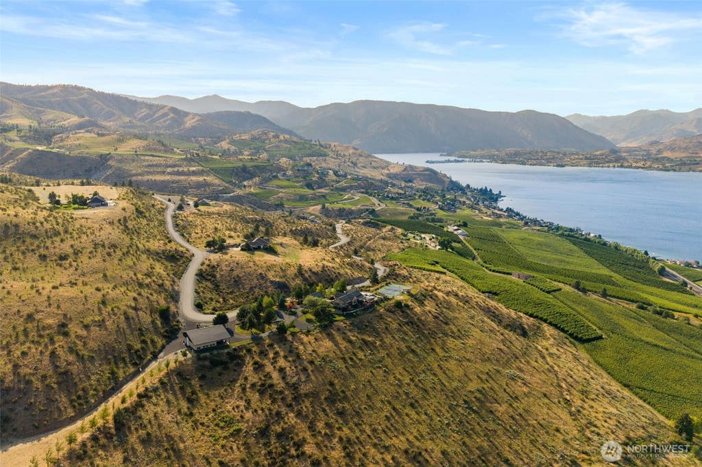 Photo of 340 Hawks Meadow Road, Chelan, WA 98816 (MLS # 2547897)