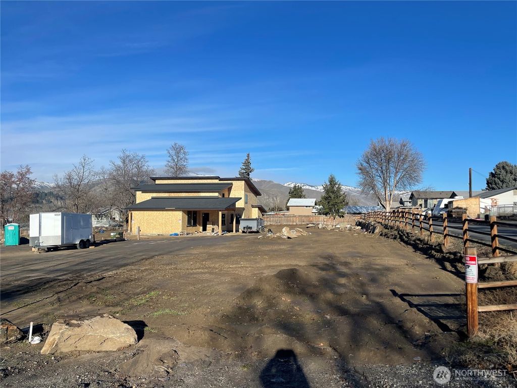 Photo of 313 34th Street NW, East Wenatchee, WA 98802 (MLS # 2462830)