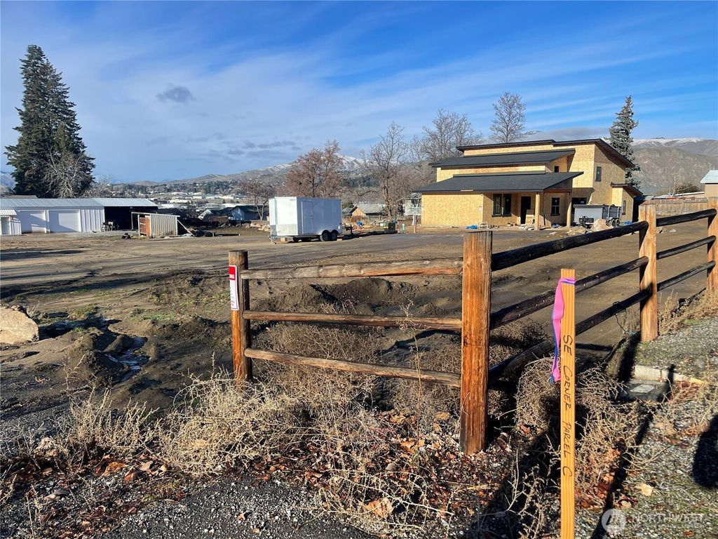 Photo of 313 34th Street NW, East Wenatchee, WA 98802 (MLS # 2462830)