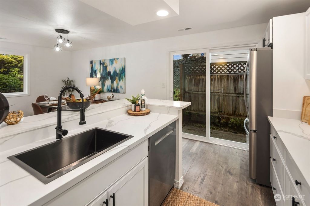 listing image 9365453870850600480
