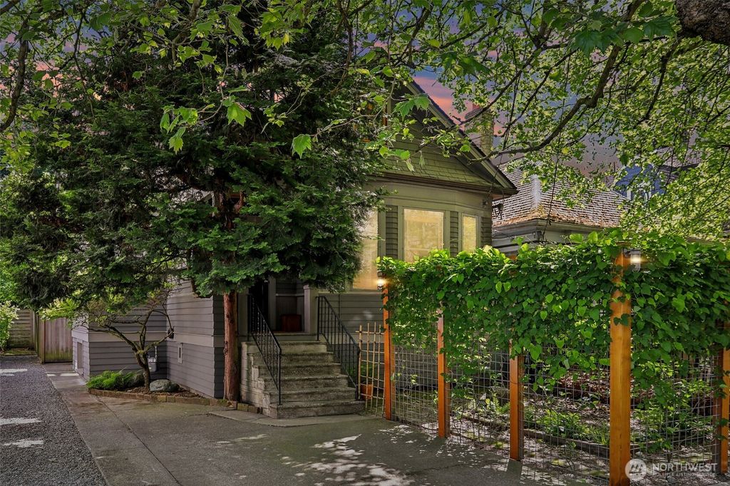 Photo of 118 10th Avenue E, Seattle, WA 98102 (MLS # 2371449)