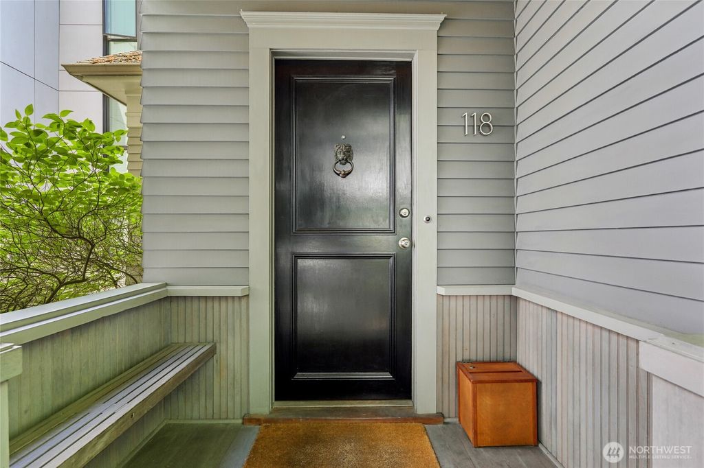 Photo of 118 10th Avenue E, Seattle, WA 98102 (MLS # 2371449)