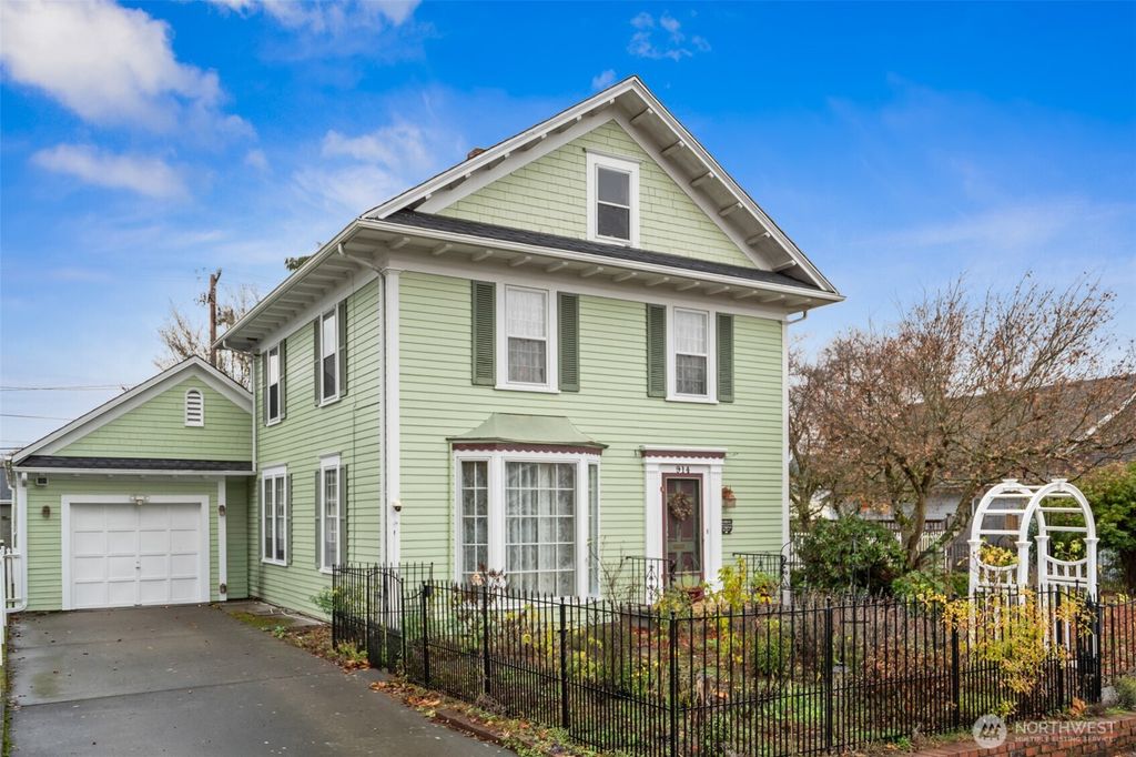 Photo of 914 F Street, Centralia, WA 98531 (MLS # 2456843)