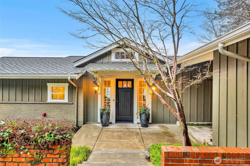 Photo of 1810 NE 73rd Avenue NE, Medina, WA 98039 (MLS # 2476084)