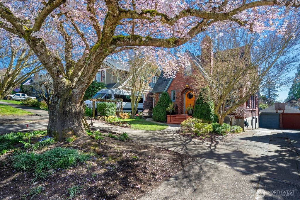 Photo of 1315 NE 70th Street, Seattle, WA 98115 (MLS # 2497158)