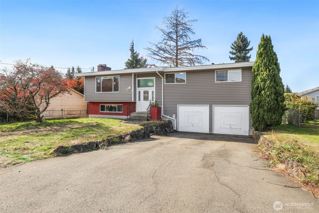Photo of 17657 111th Avenue SE, Renton, WA 98055 (MLS # 2447233)