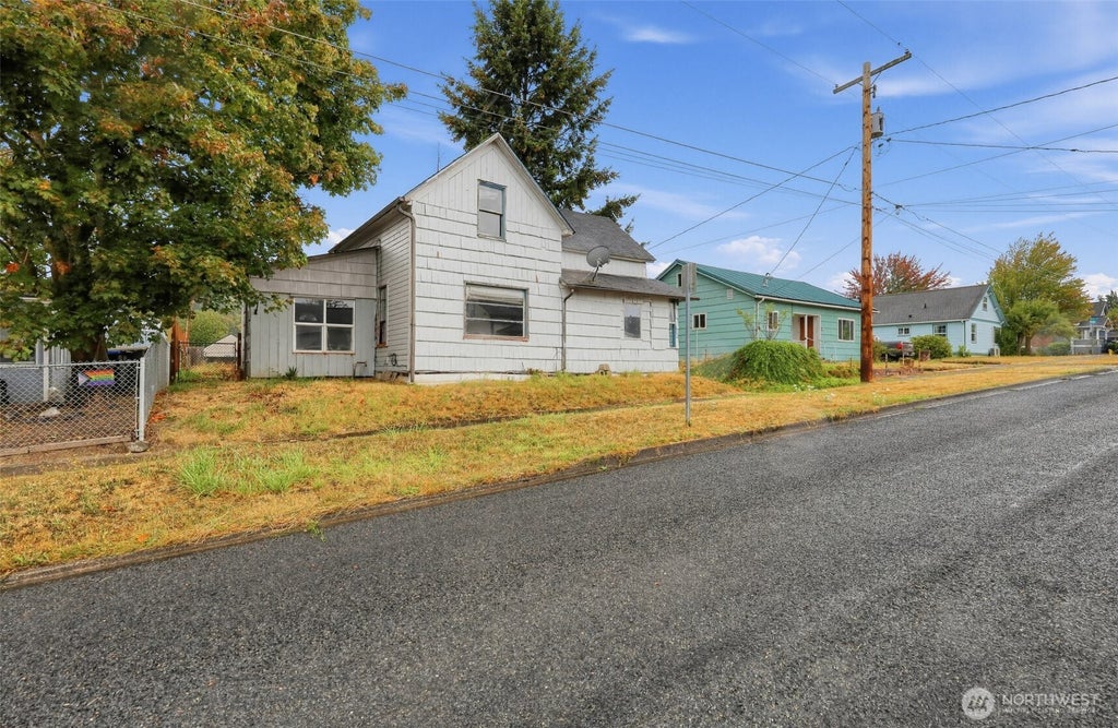 Photo of 842 NW New York Avenue, Chehalis, WA 98532 (MLS # 2577565)