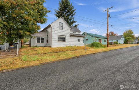 Photo of 842 NW New York Avenue, Chehalis, WA 98532 (MLS # 2577565)