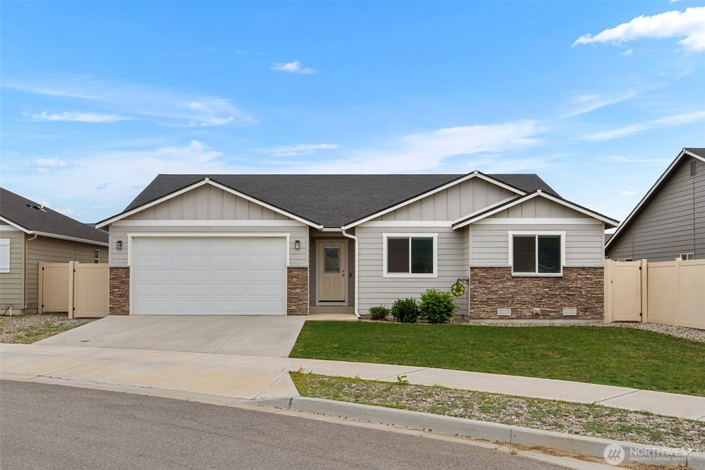 Photo of 282 Emma Drive, Wenatchee, WA 98801 (MLS # 2518382)