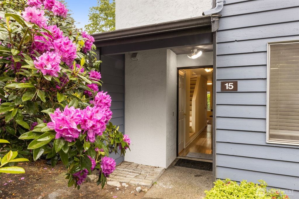 Photo of 280 Newport Wy NW WAY NW #B15, Issaquah, WA 98027 (MLS # 2526952)