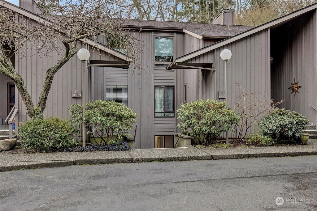 Photo of 1600 NE 140th Street #E2, Seattle, WA 98125 (MLS # 2194106)