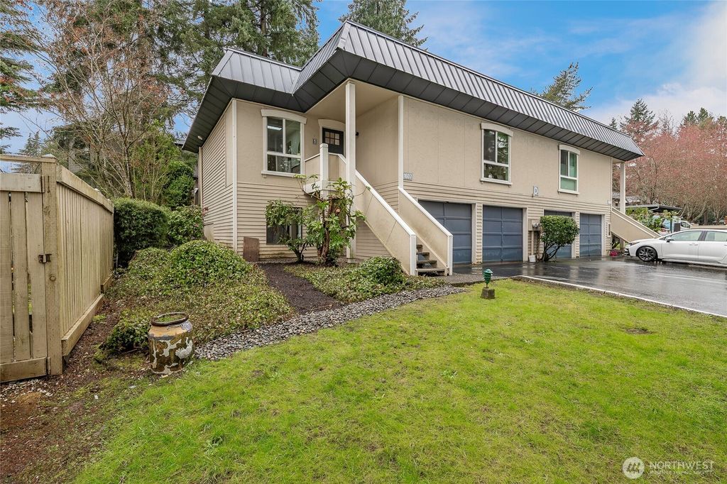 Photo of 1607 102nd Place NE #D1, Bellevue, WA 98004 (MLS # 2557524)
