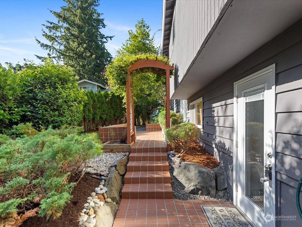Photo of 815 NE Serpentine Pl Pl, Shoreline, WA 98155 (MLS # 2269483)