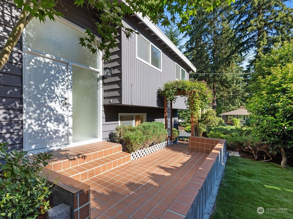 Photo of 815 NE Serpentine Pl Pl, Shoreline, WA 98155 (MLS # 2269483)