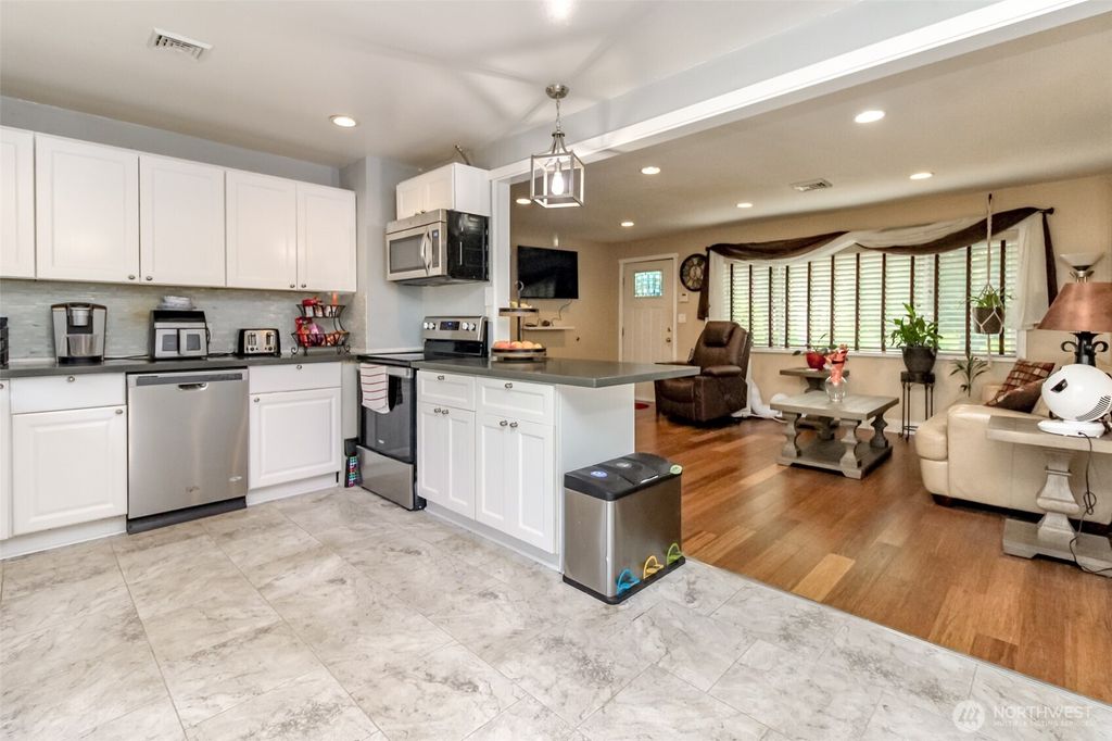 Photo of 17917 116th Avenue SE, Renton, WA 98058 (MLS # 2427444)