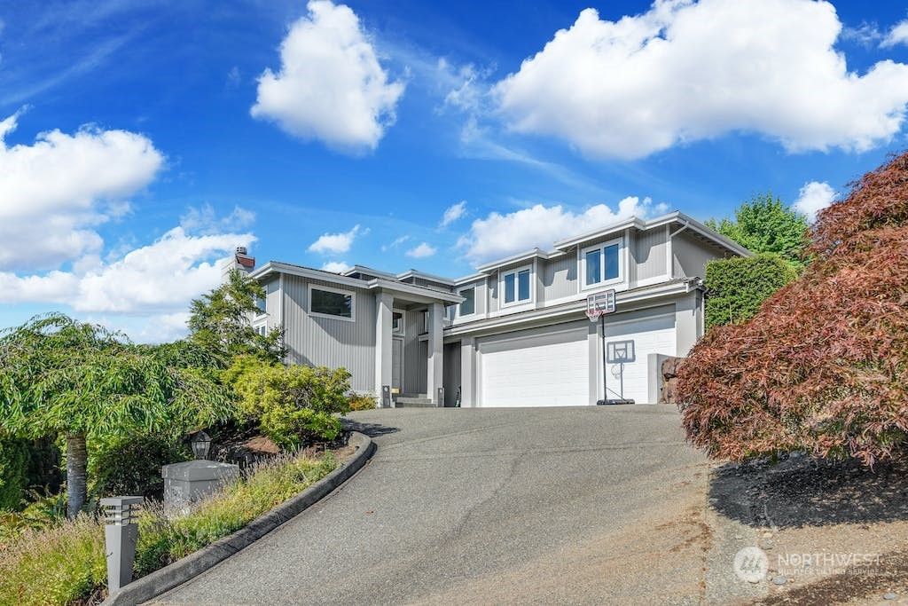 Photo of 15460 SE 60th Place, Bellevue, WA 98006 (MLS # 2003975)