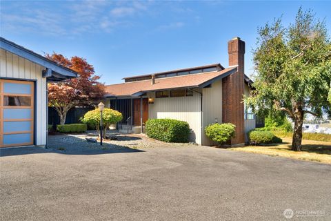 Photo of 516 39th Street, Anacortes, WA 98221 (MLS # 2430920)
